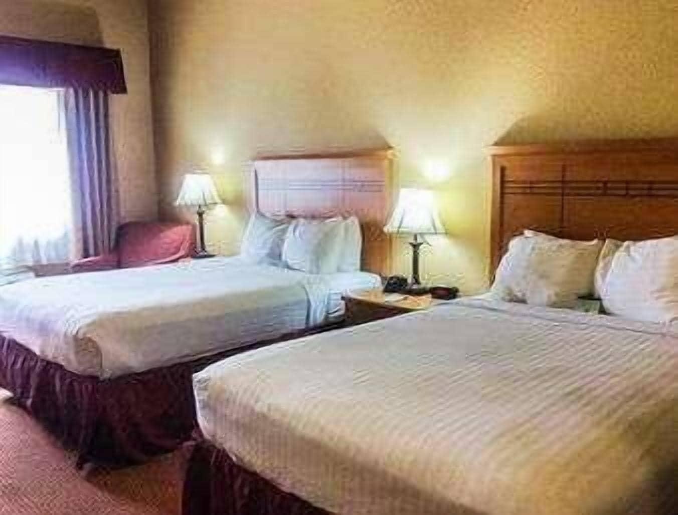 Baymont By Wyndham Cuero Hotel Екстериор снимка