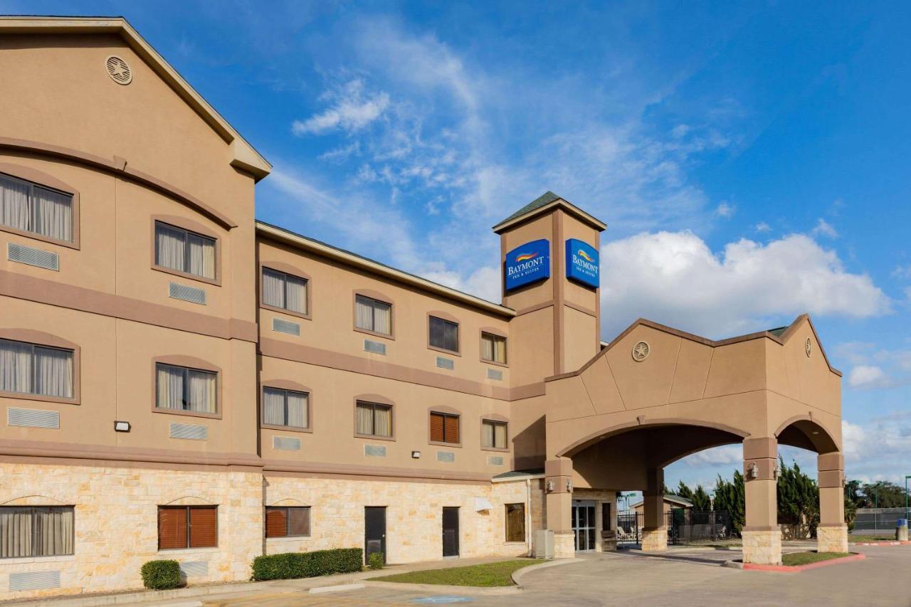 Baymont By Wyndham Cuero Hotel Екстериор снимка