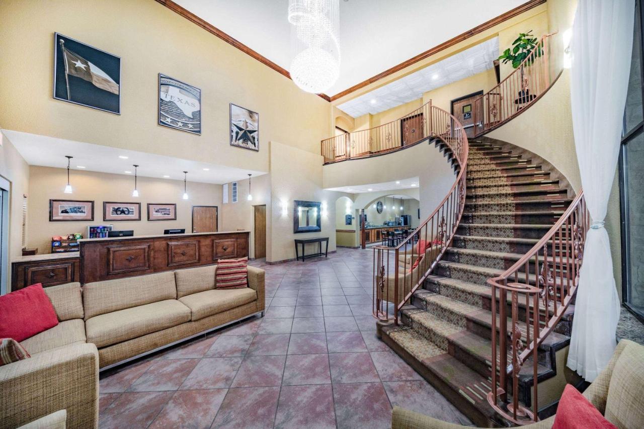 Baymont By Wyndham Cuero Hotel Екстериор снимка