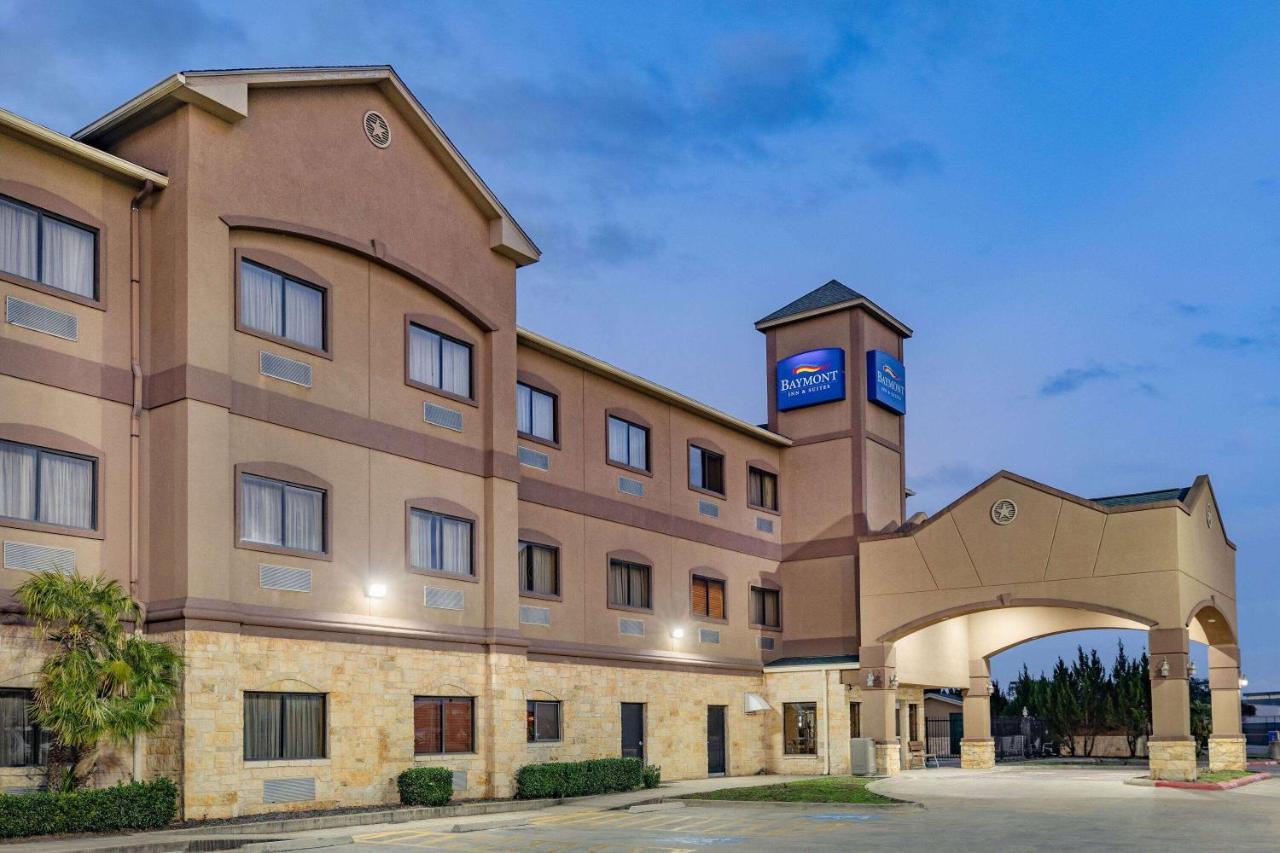 Baymont By Wyndham Cuero Hotel Екстериор снимка