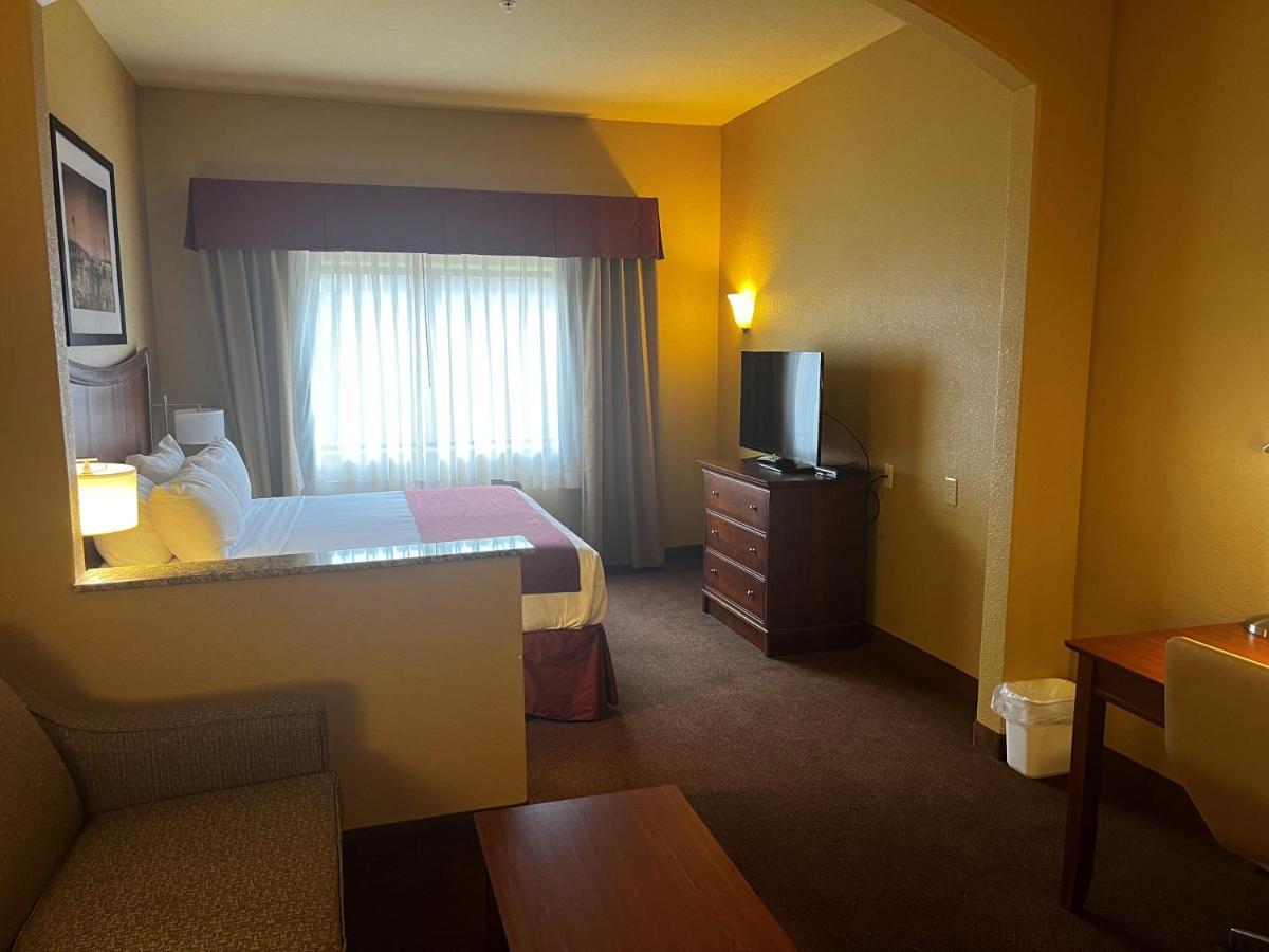 Baymont By Wyndham Cuero Hotel Екстериор снимка