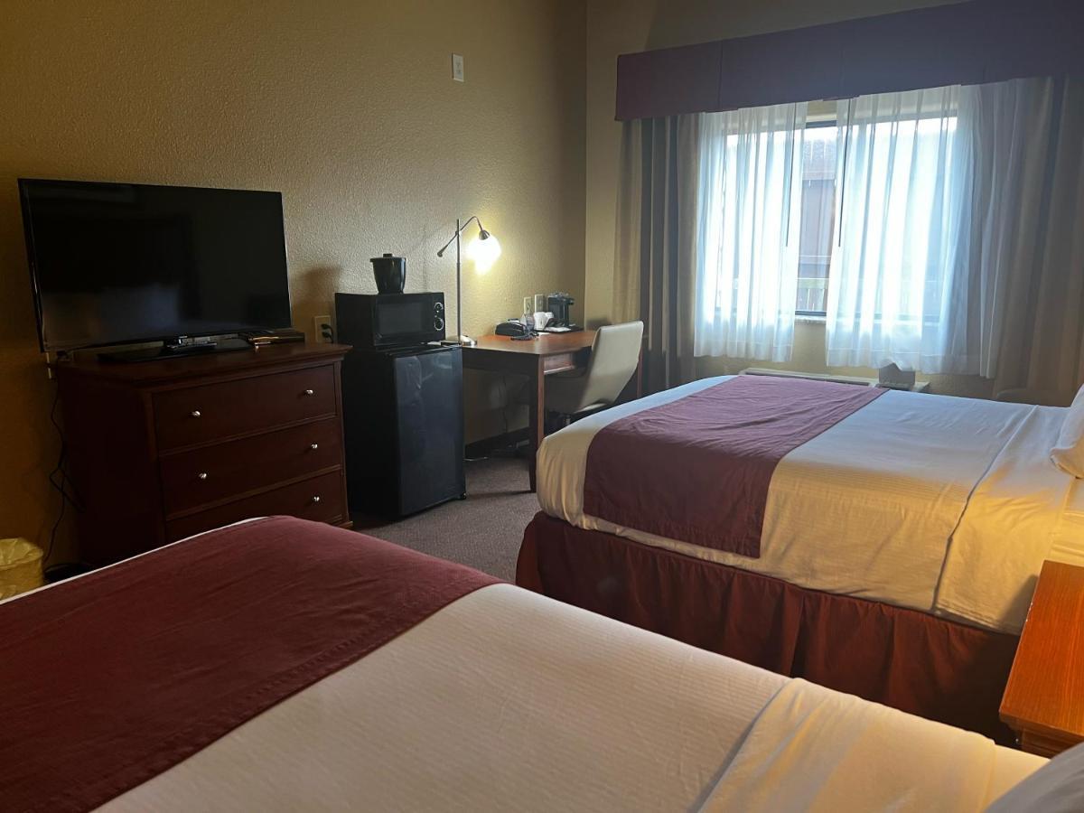 Baymont By Wyndham Cuero Hotel Екстериор снимка