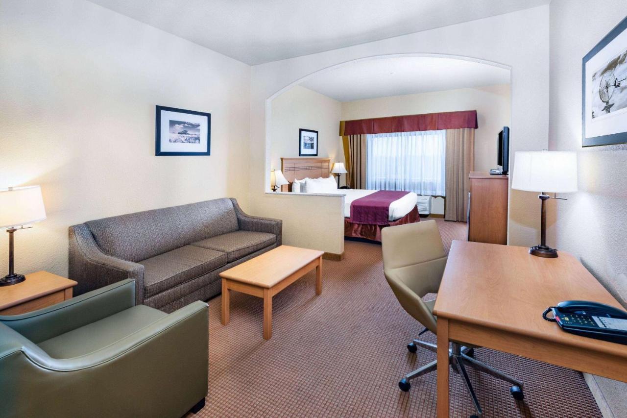 Baymont By Wyndham Cuero Hotel Екстериор снимка