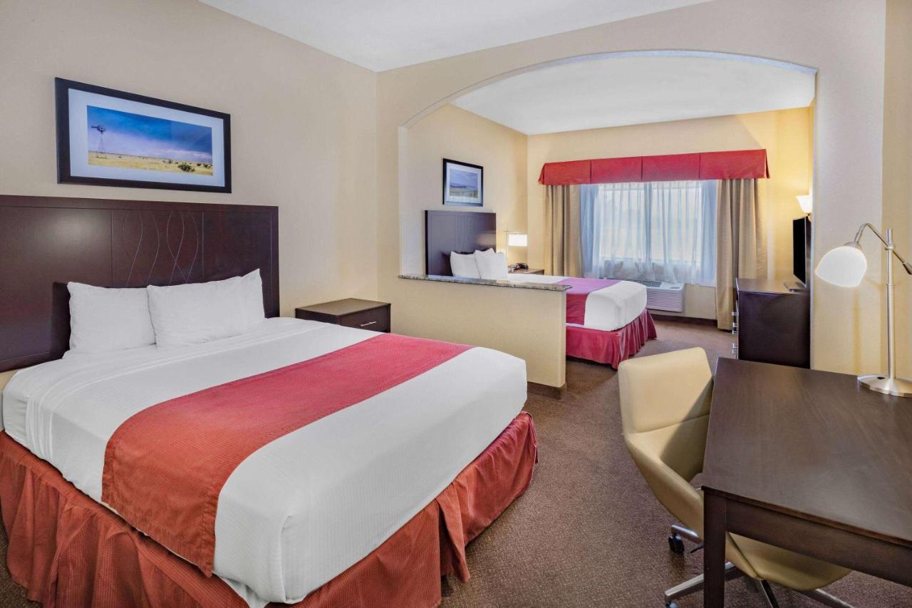 Baymont By Wyndham Cuero Hotel Екстериор снимка