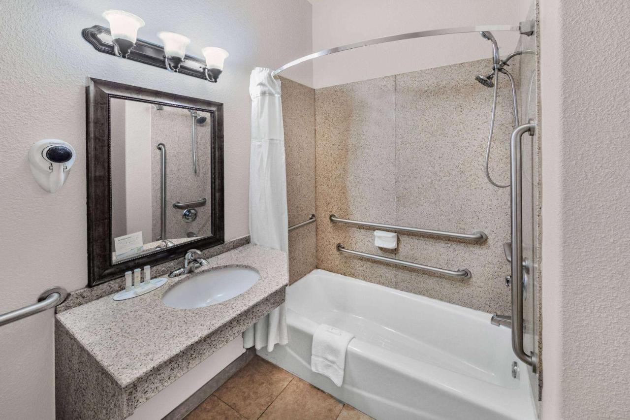 Baymont By Wyndham Cuero Hotel Екстериор снимка