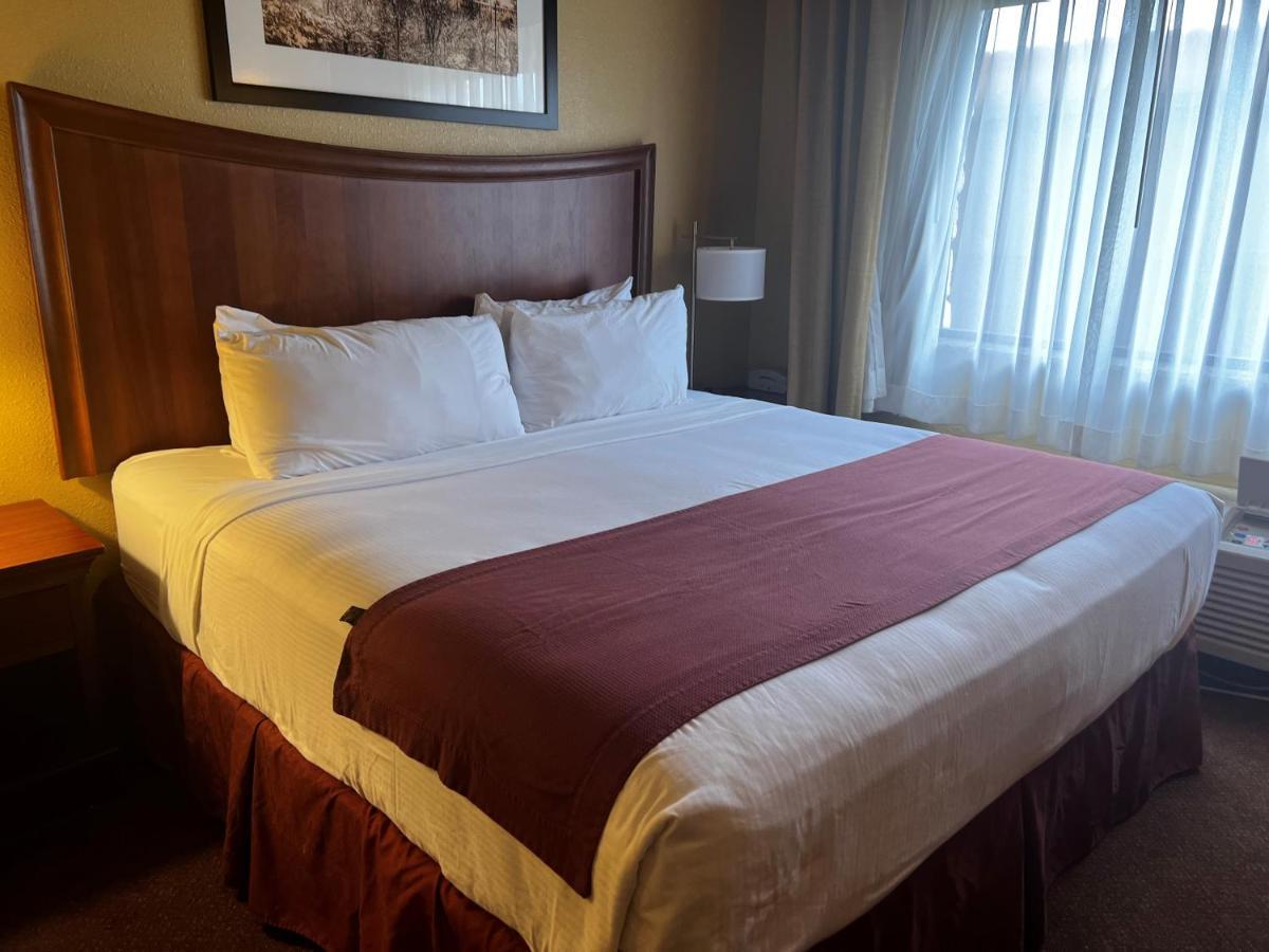 Baymont By Wyndham Cuero Hotel Екстериор снимка