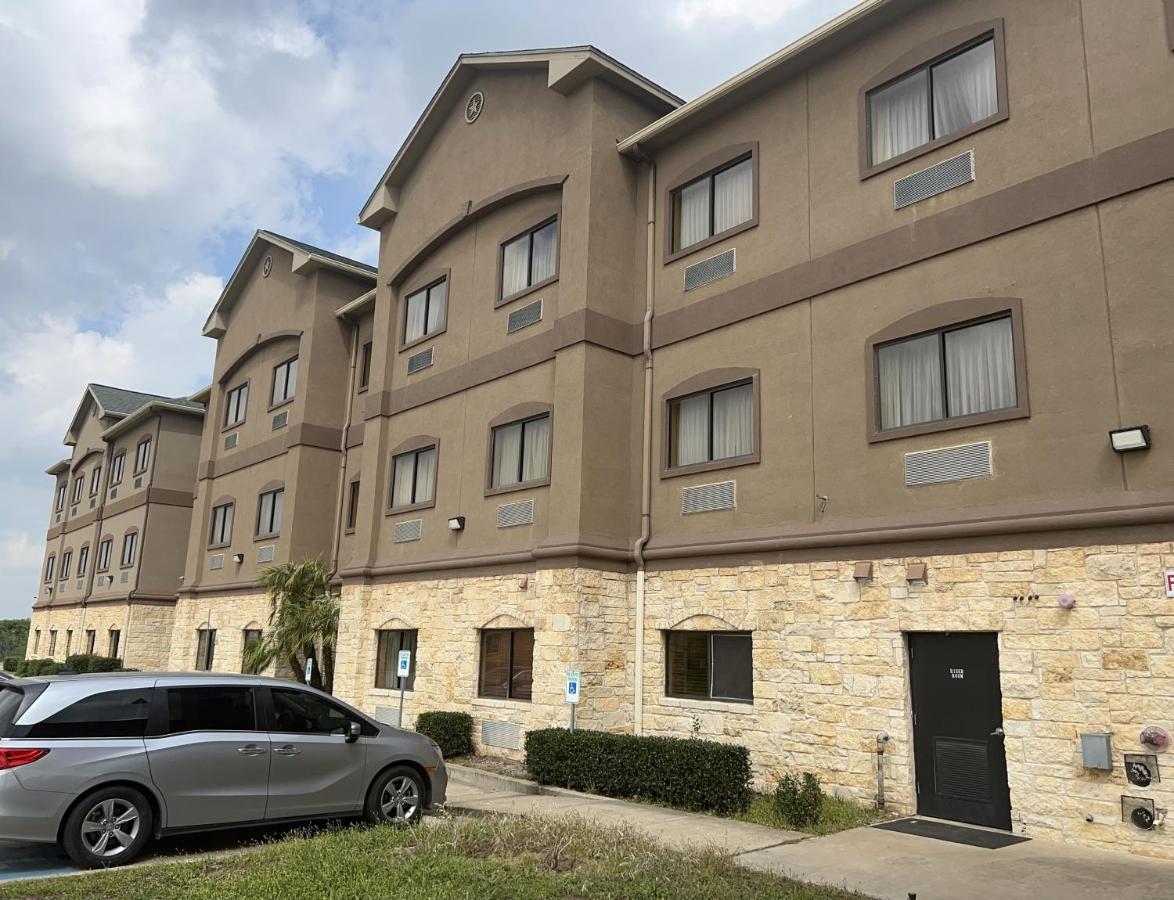Baymont By Wyndham Cuero Hotel Екстериор снимка