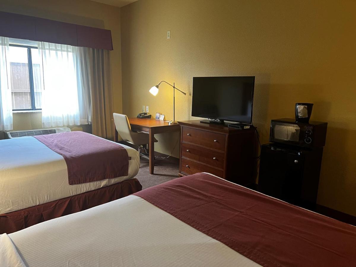 Baymont By Wyndham Cuero Hotel Екстериор снимка