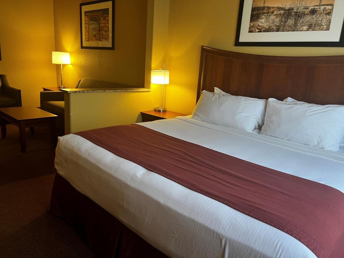 Baymont By Wyndham Cuero Hotel Екстериор снимка