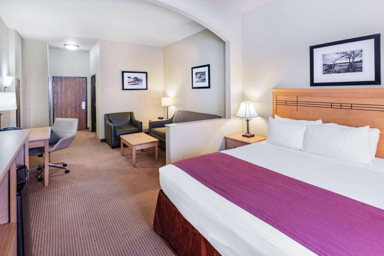 Baymont By Wyndham Cuero Hotel Екстериор снимка