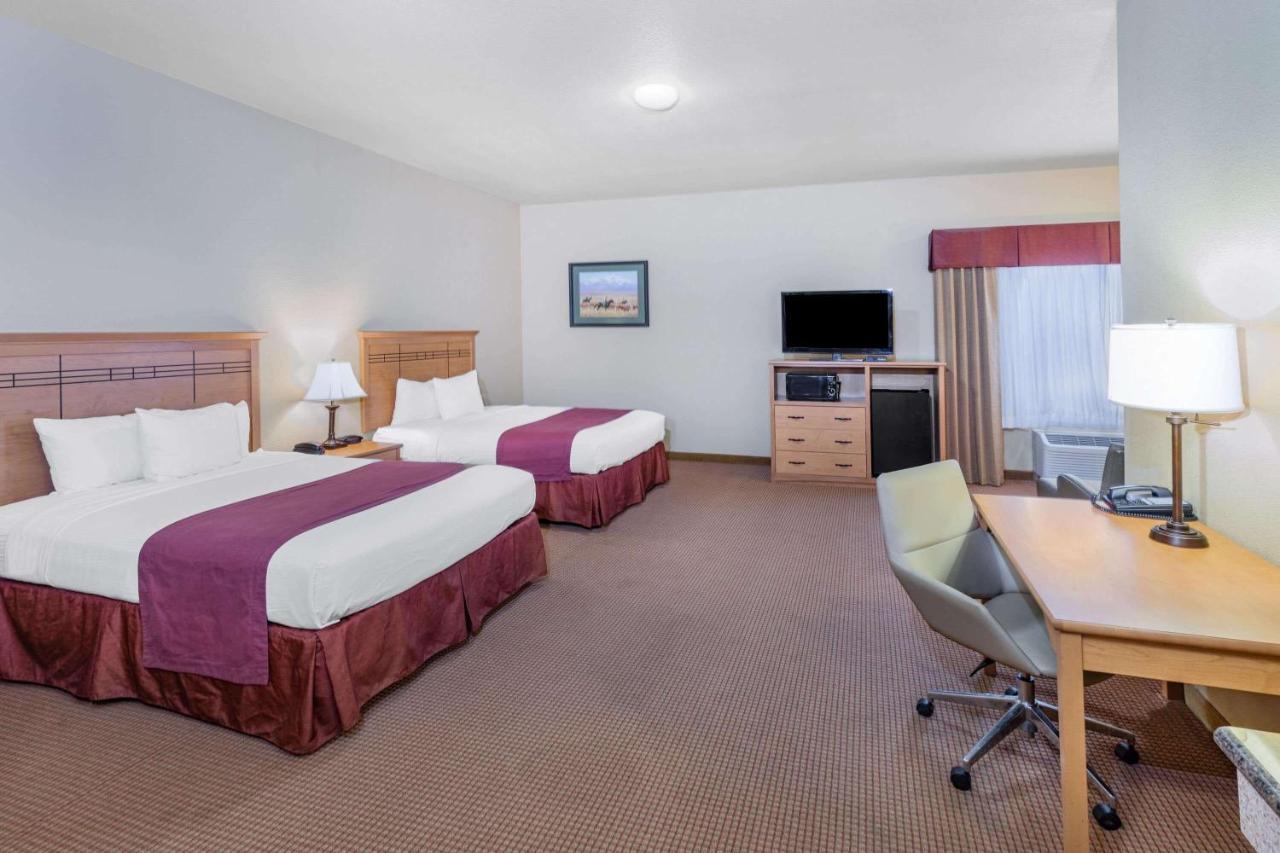 Baymont By Wyndham Cuero Hotel Екстериор снимка