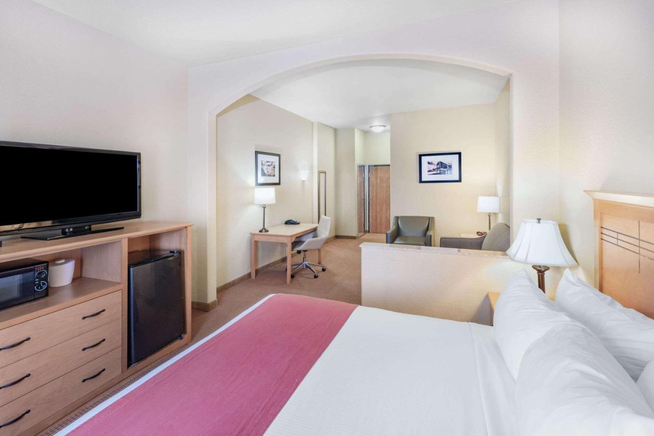 Baymont By Wyndham Cuero Hotel Екстериор снимка