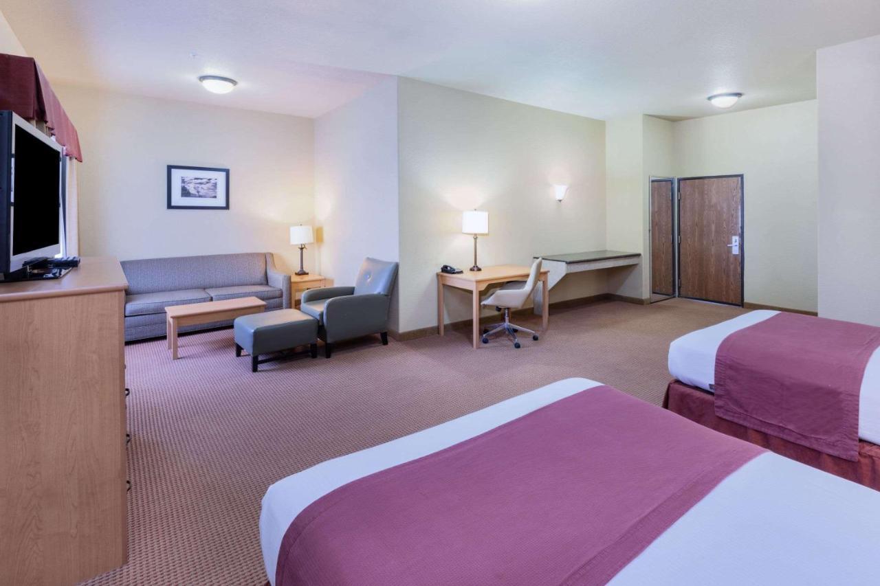 Baymont By Wyndham Cuero Hotel Екстериор снимка