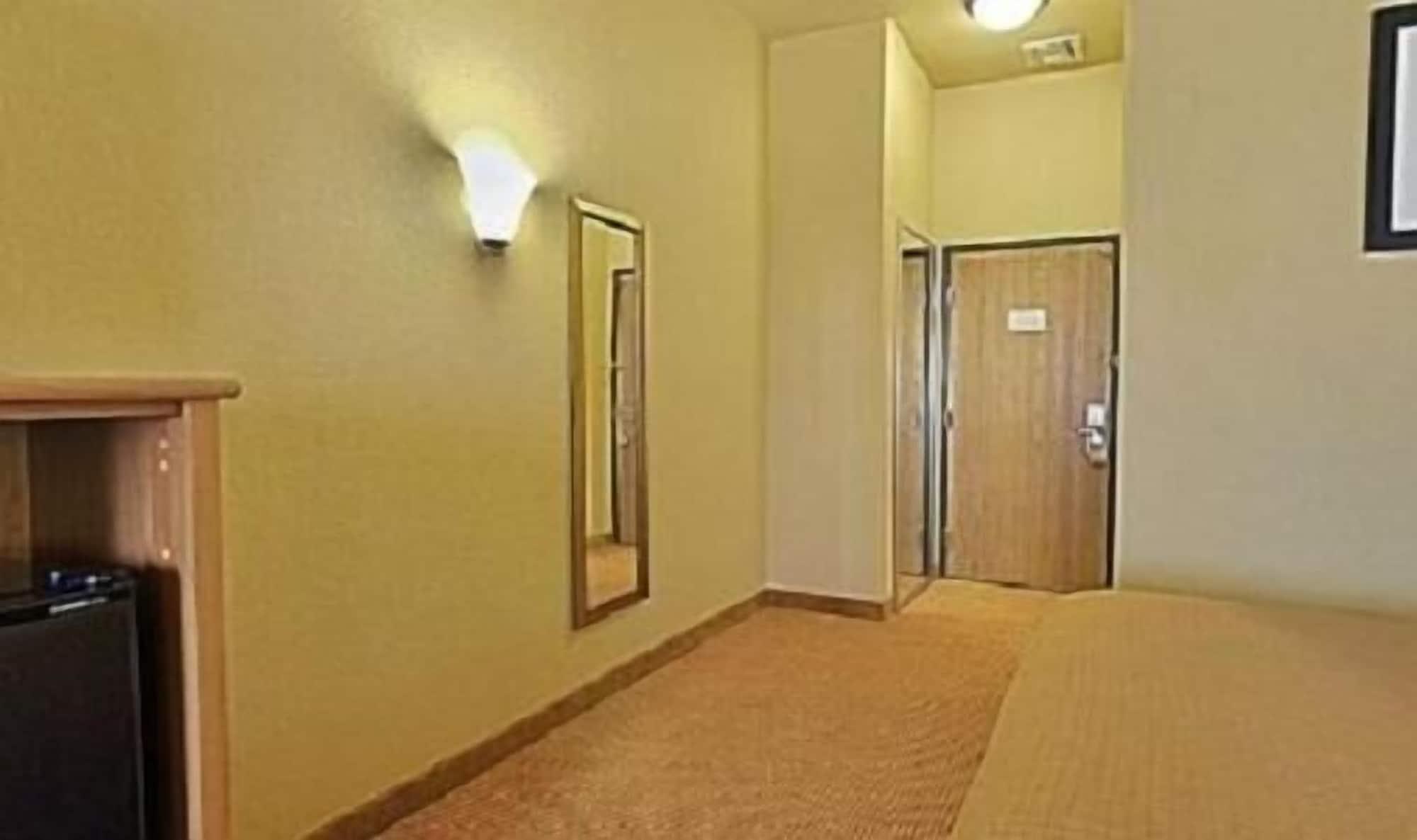 Baymont By Wyndham Cuero Hotel Екстериор снимка